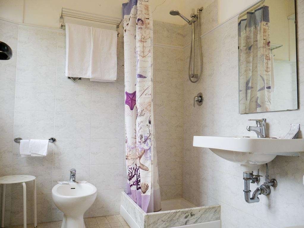 HOTEL DEL GOLFO - FORMIA-guestroom-GUEST BATHROOM.jpg