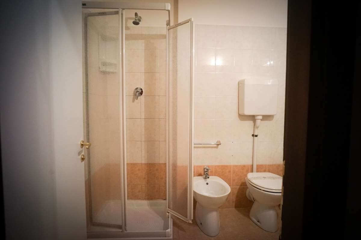 HOTEL FIDENZA-guestroom-GUEST BATHROOM.jpg