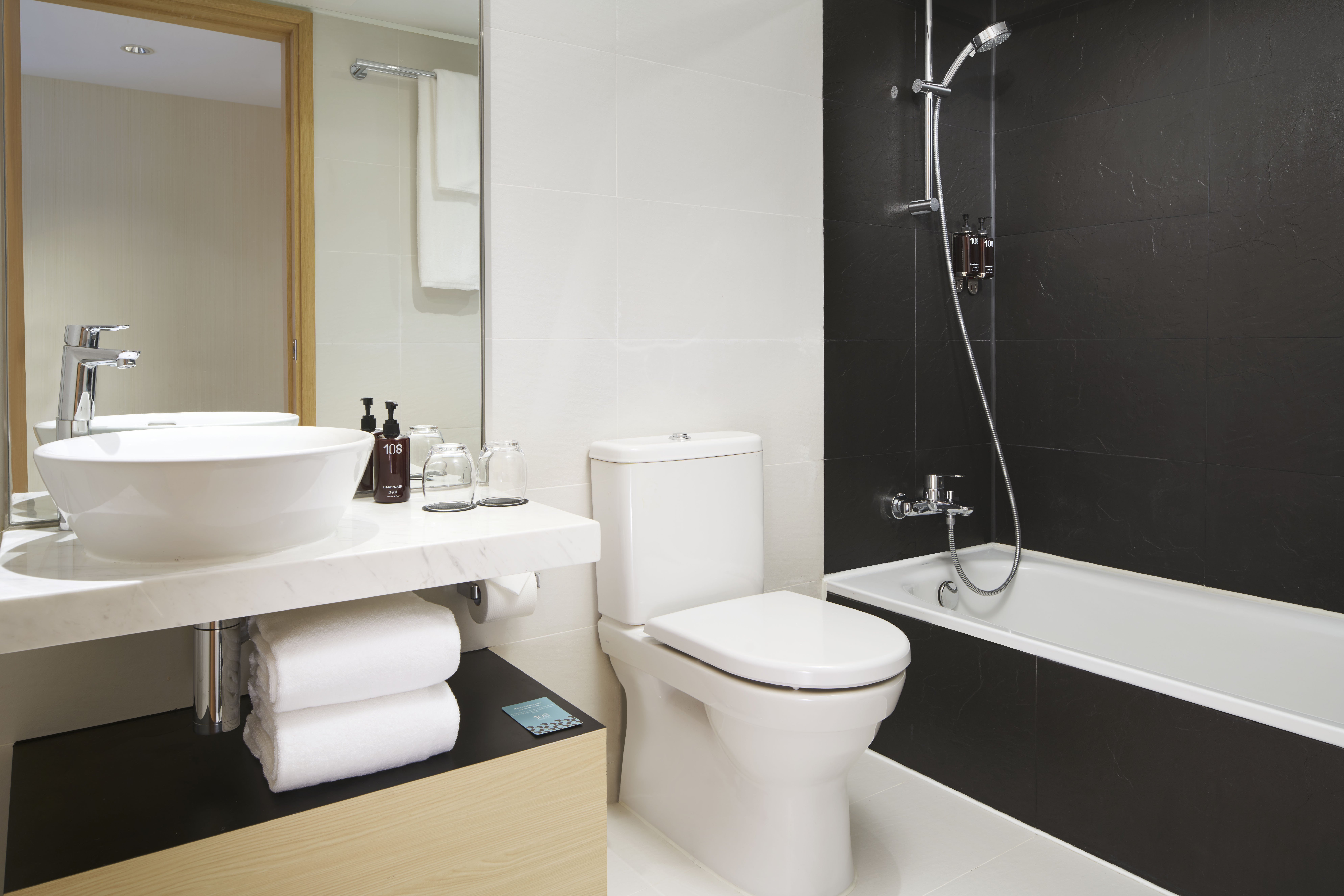 Hotel 108-guestroom-Hotel 108 Hong Kong-Superior Family-Bathroom.jpg