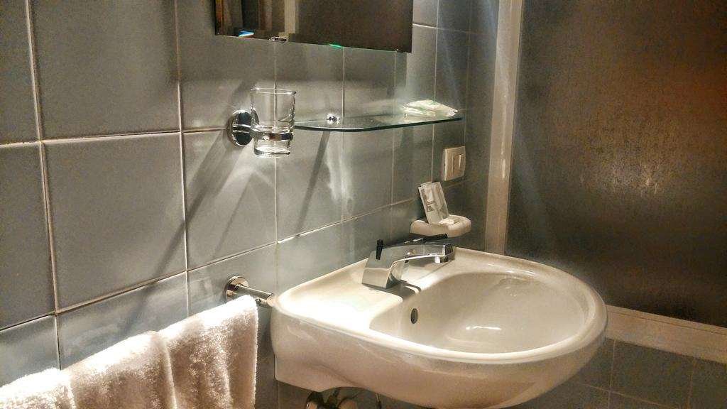 HOTEL DEL VIALE-guestroom-GUEST BATHROOM.jpg