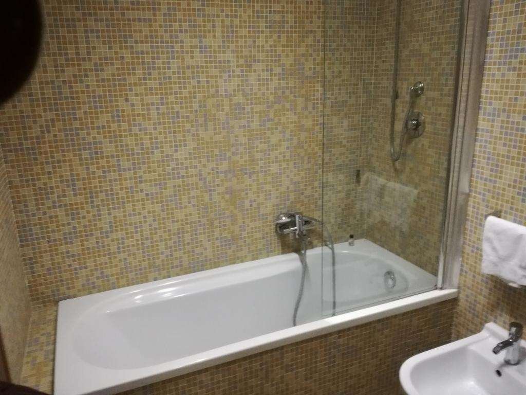 HOTEL LEONARDO DA VINCI-guestroom-GUEST BATHROOM.jpg