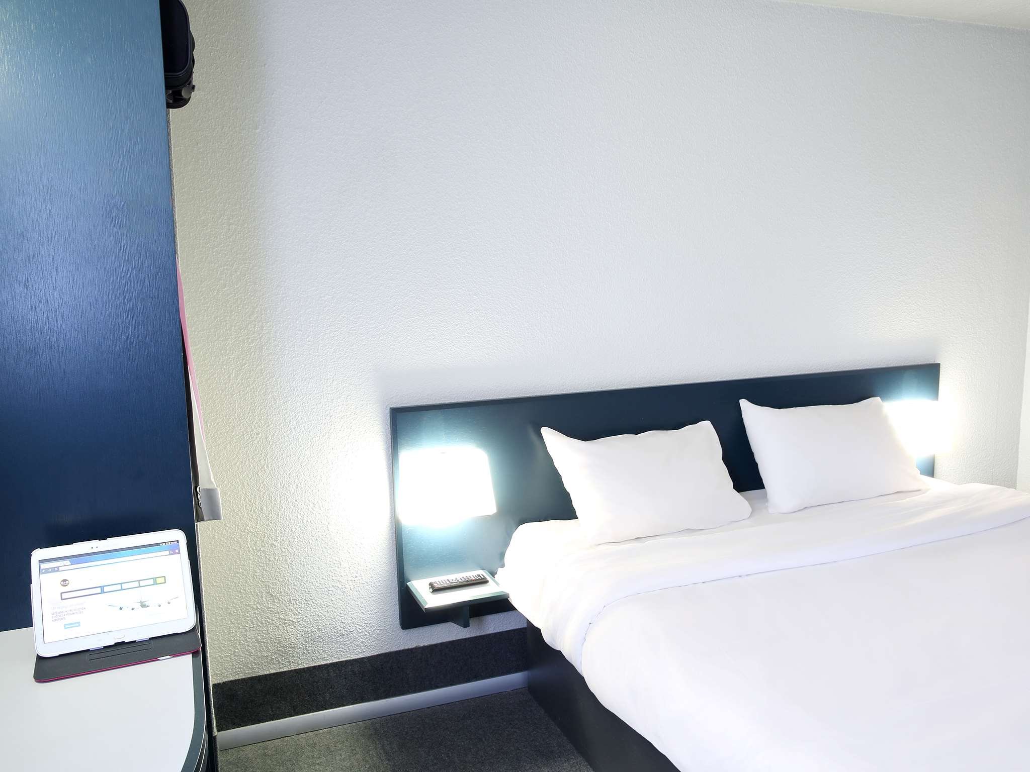 B&B HOTEL FREJUS PUGET SUR ARGENTS-guestroom-Fr jus Puget sur Argens Chambre double Grand lit.jpg