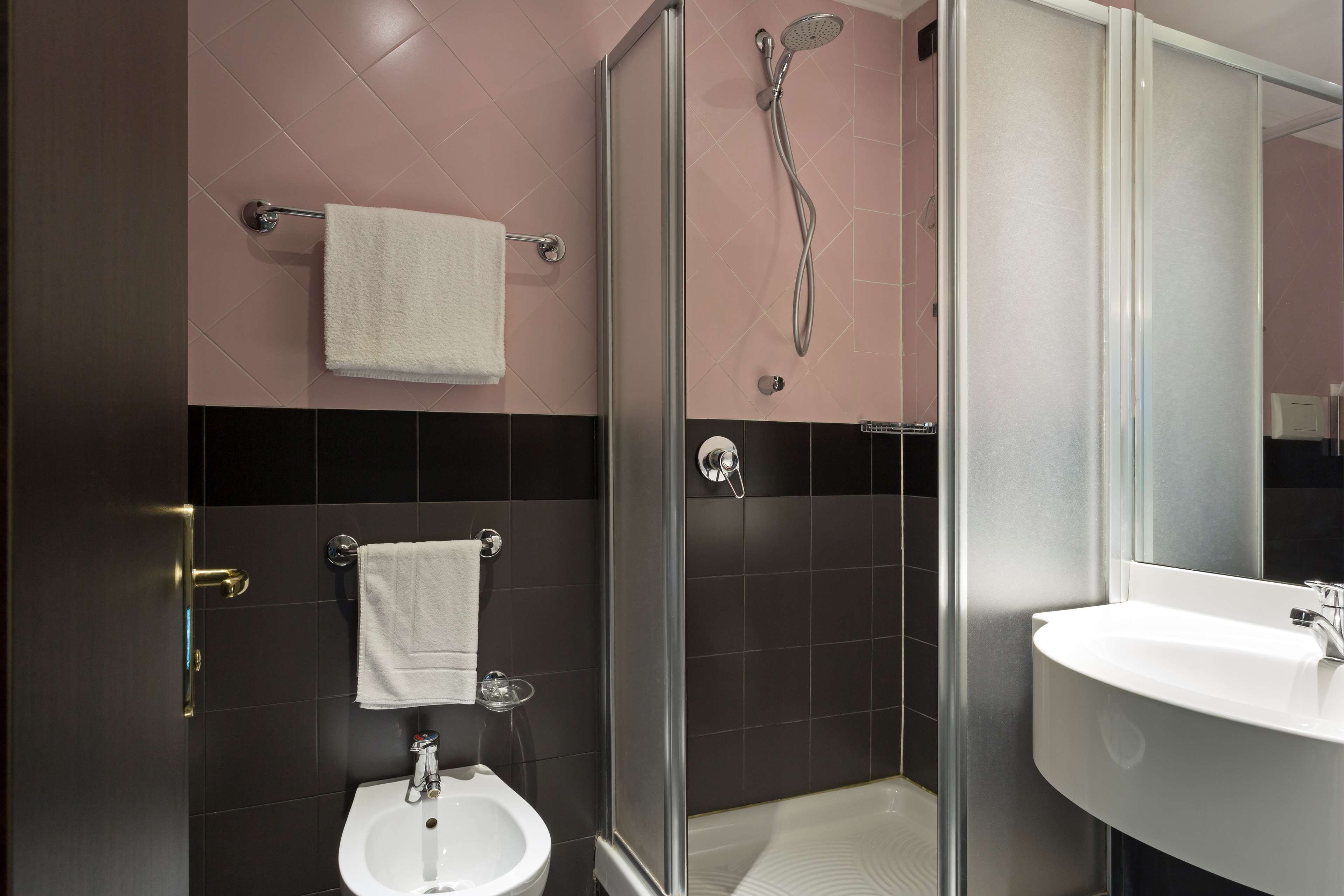 B-B HOTEL FAENZA-guestroom-GUEST BATHROOM.jpg