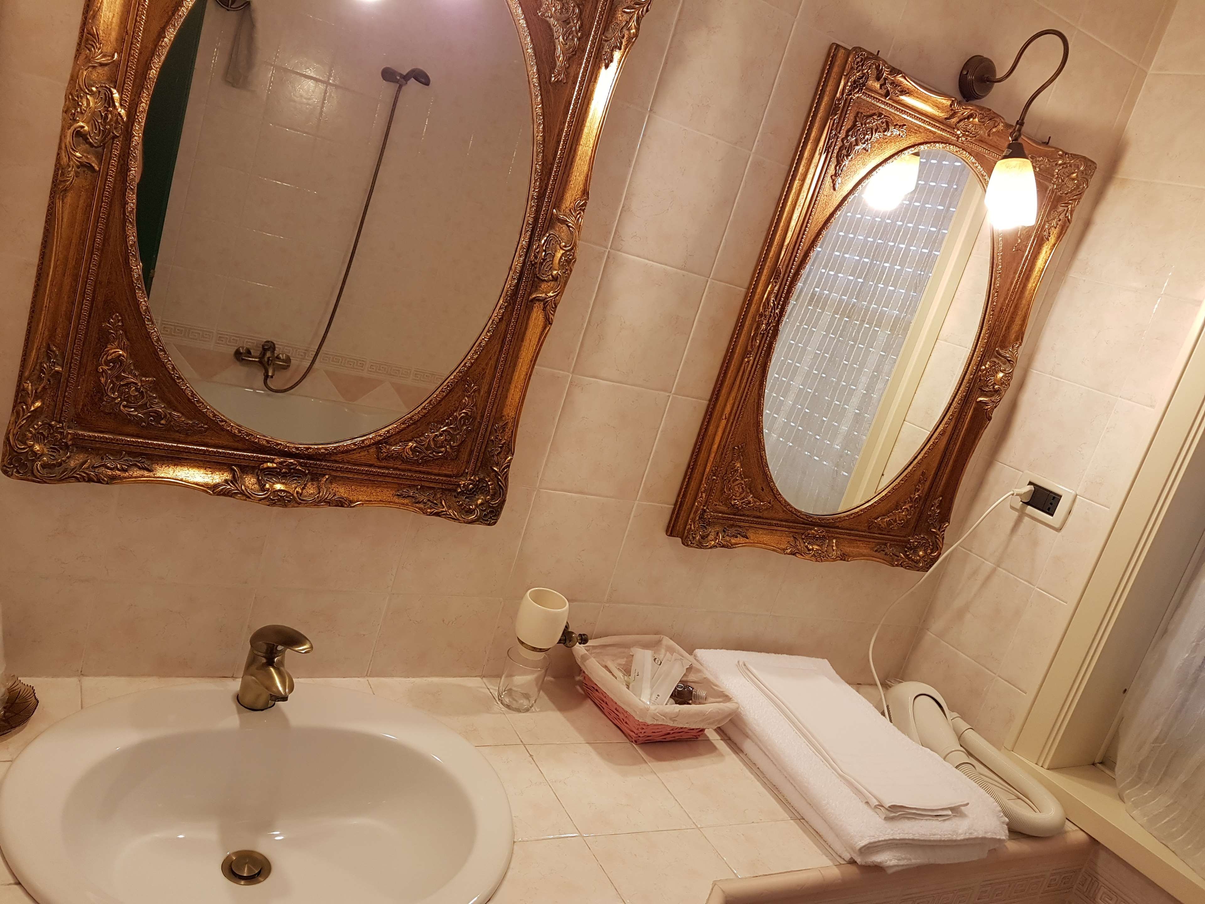 GRAND HOTEL LAMEZIA-guestroom-GUEST BATHROOM.jpg