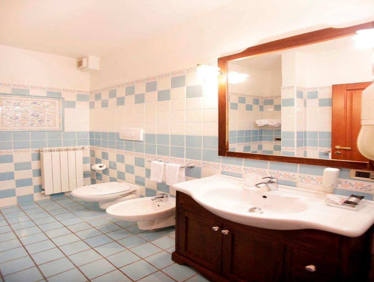 HOTEL GARIBALDI FROSINONE-guestroom-GUEST BATHROOM.jpg