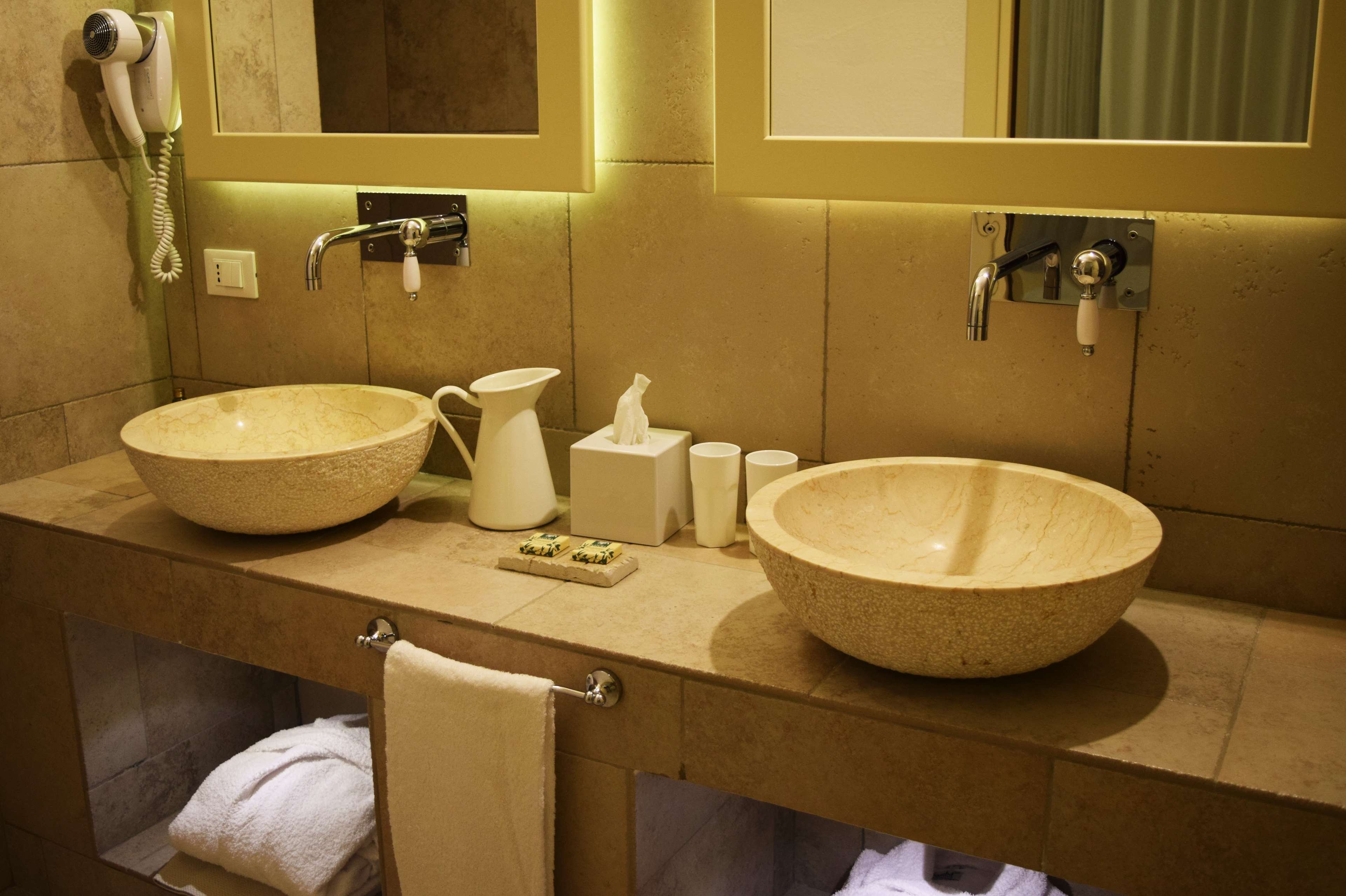 LE NICCHIE GUEST HOUSE - LUCERA-guestroom-GUEST BATHROOM.jpg