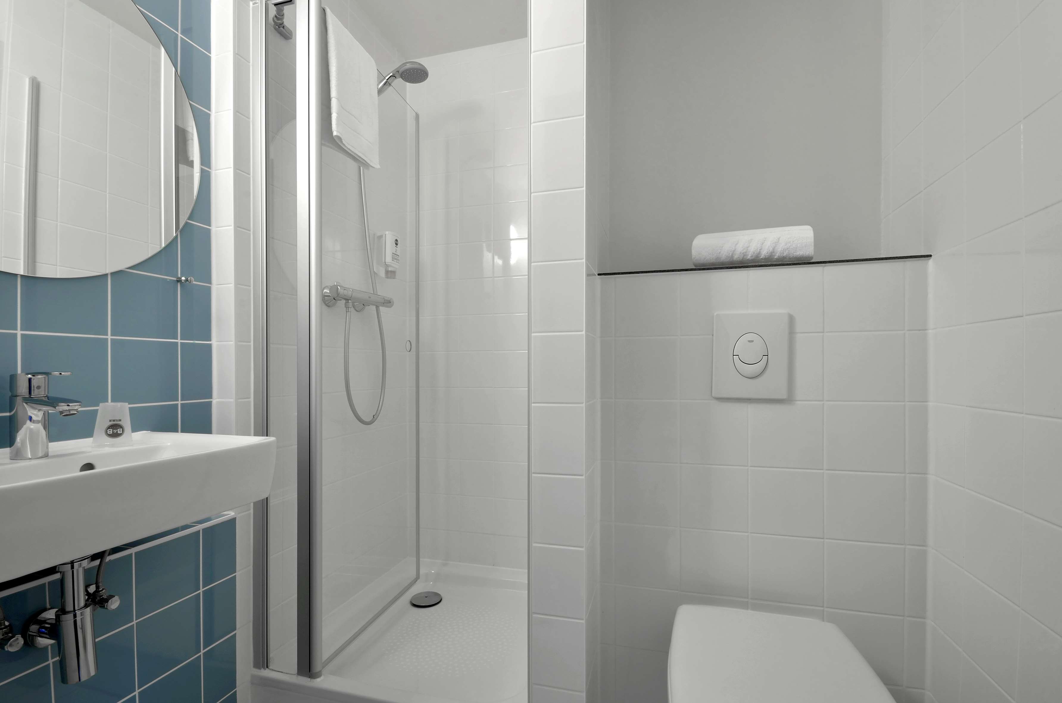 B&B HOTEL LEIPZIG-NORD-guestroom-GUEST ROOM BATH.jpg