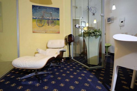 LOUNGE AREA