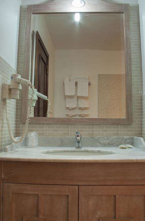 HOTEL MEDITERRANEO - CIVITAVECCHIA-guestroom-GUEST BATHROOM.jpg