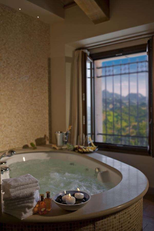 OSTE DEL CASTELLO WELLNESS AND BIKE-guestroom-GUEST ROOM JACUZZI.jpg