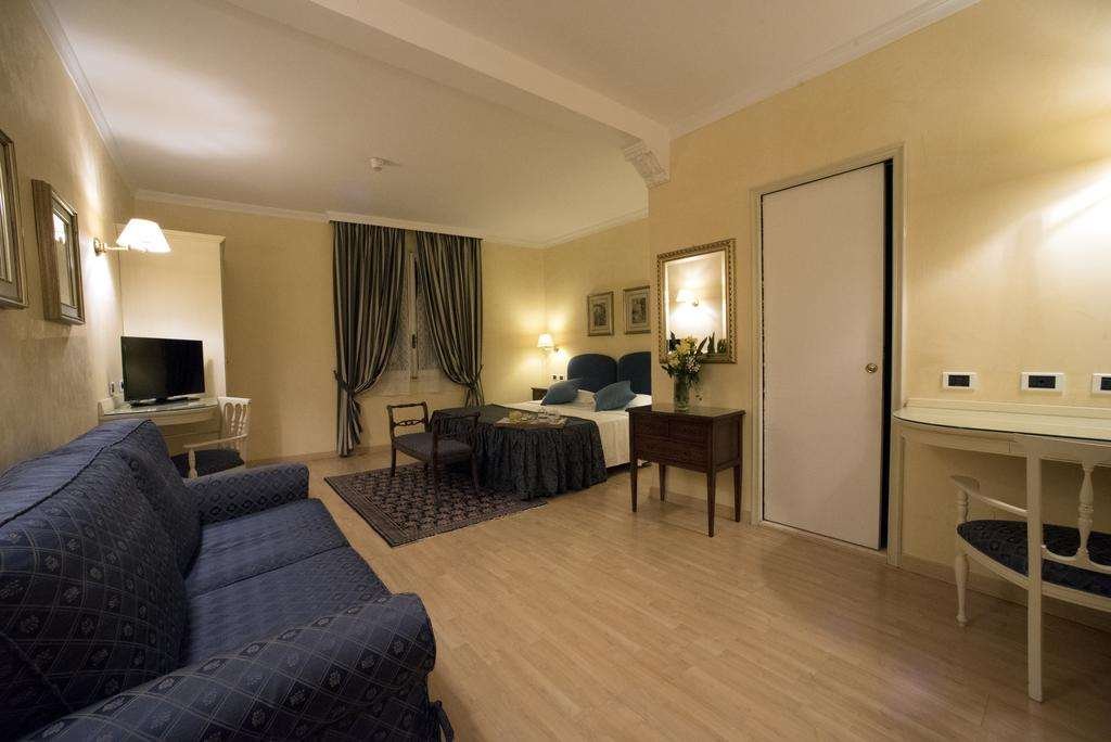 PHI HOTEL CANALGRANDE-guestroom-JUNIOR SUITE.jpg