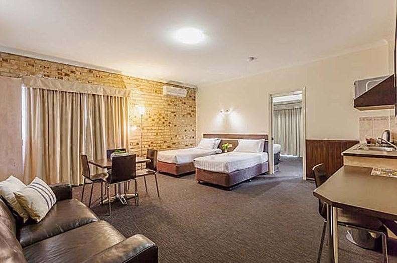 HIGHLANDER MOTOR INN-guestroom-Room Motel.jpg