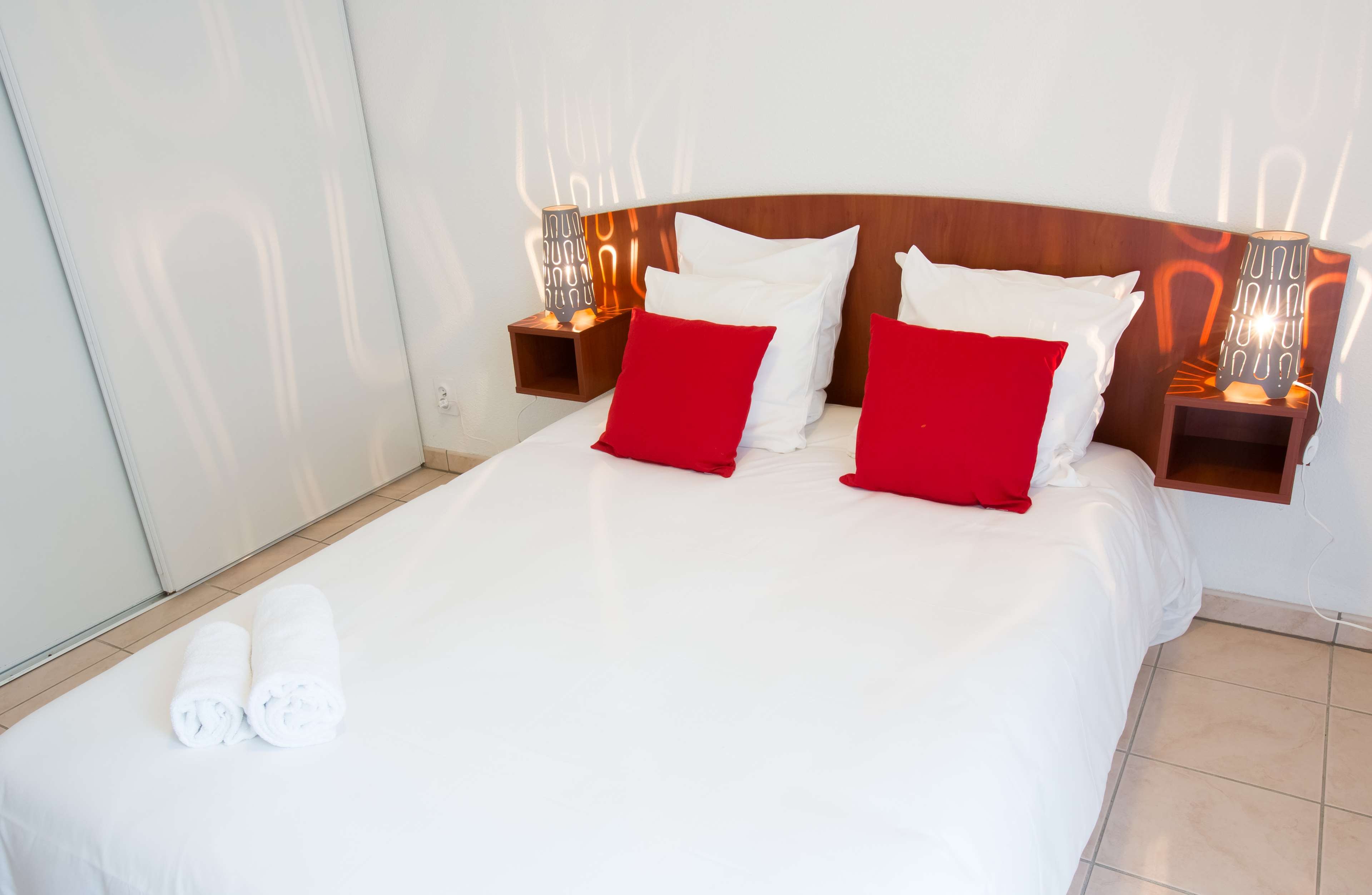 ALL SUITES APPART HOTEL BORDEAUX ME-guestroom-APARTMENT DOUBLE BED AND SOFA BED.jpg