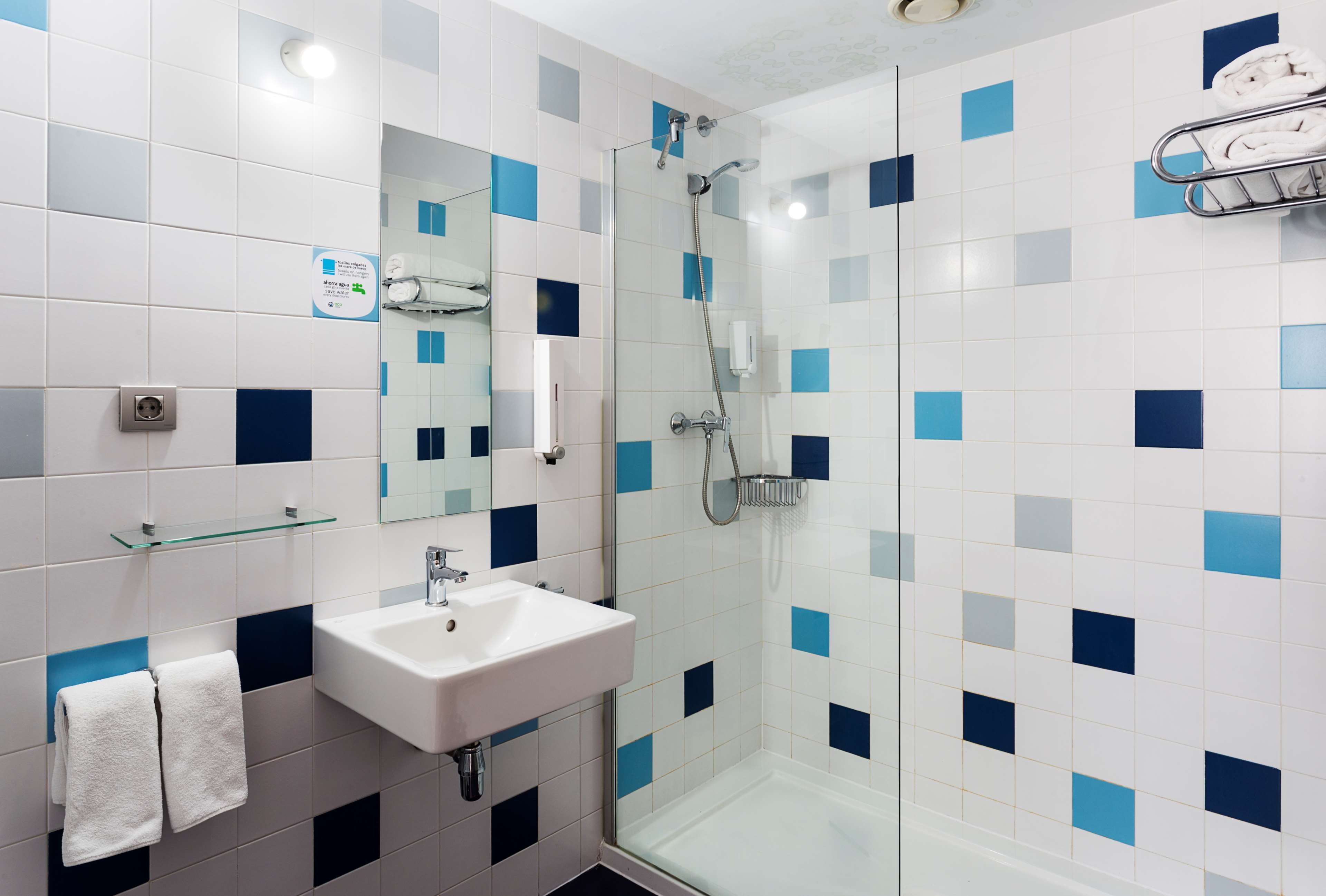 B-B HOTEL GRANADA-guestroom-Bathroom.jpg