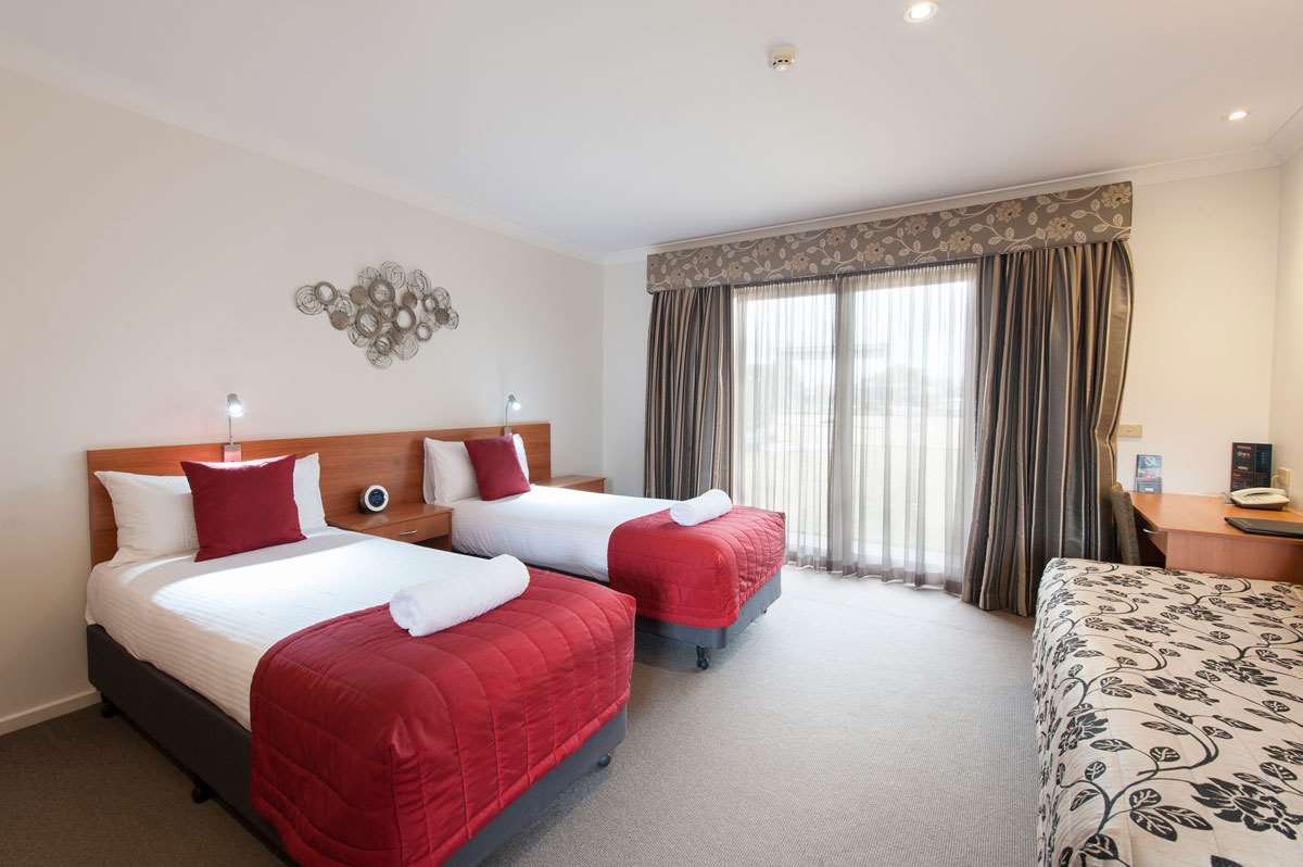 WAGGA RSL MOTEL-guestroom-RSL Room ExecutiveSuite Twin.jpg