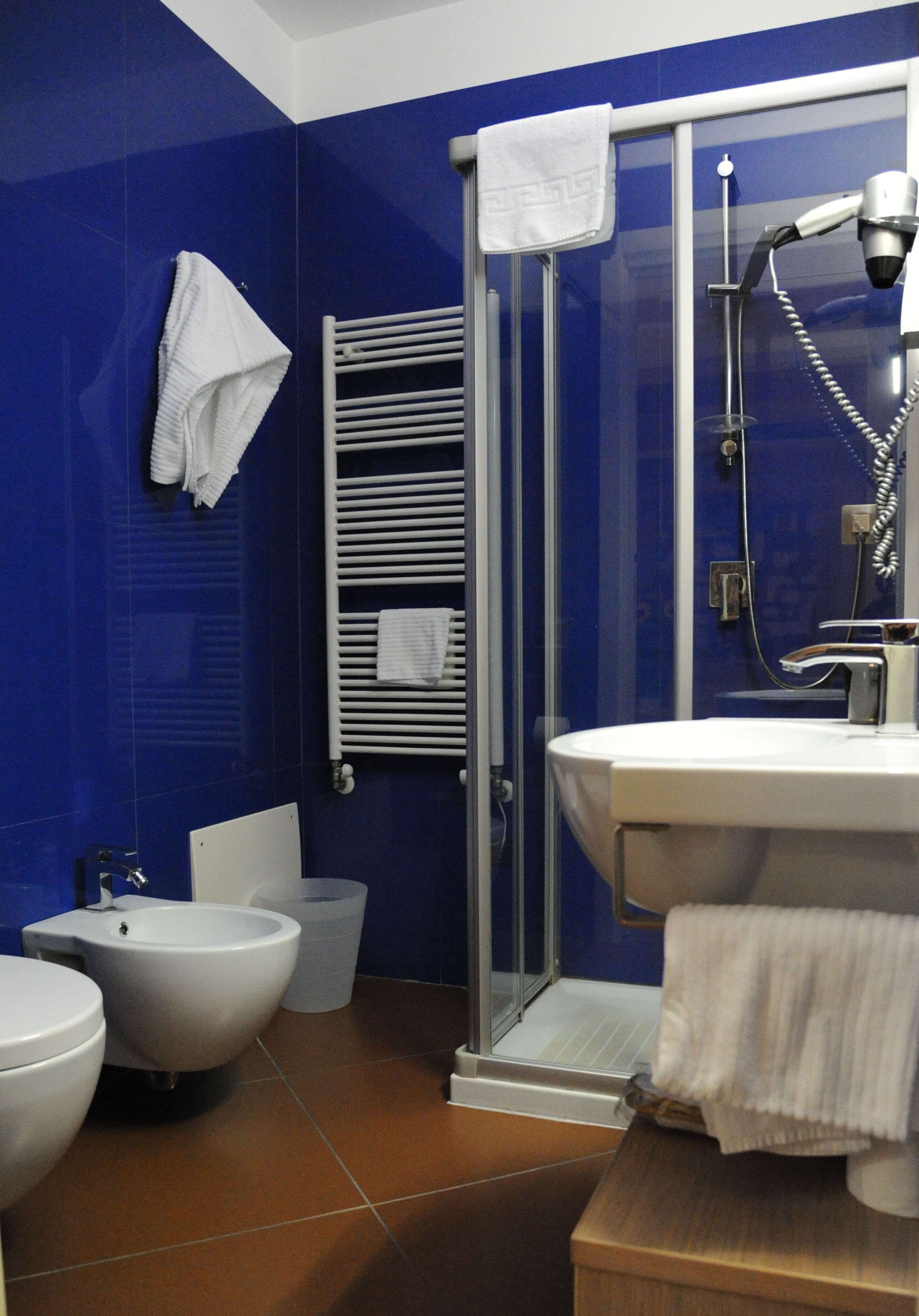 HOTEL CHIARALUNA - CIVITANOVA MARCH-guestroom-GUEST BATHROOM.jpg