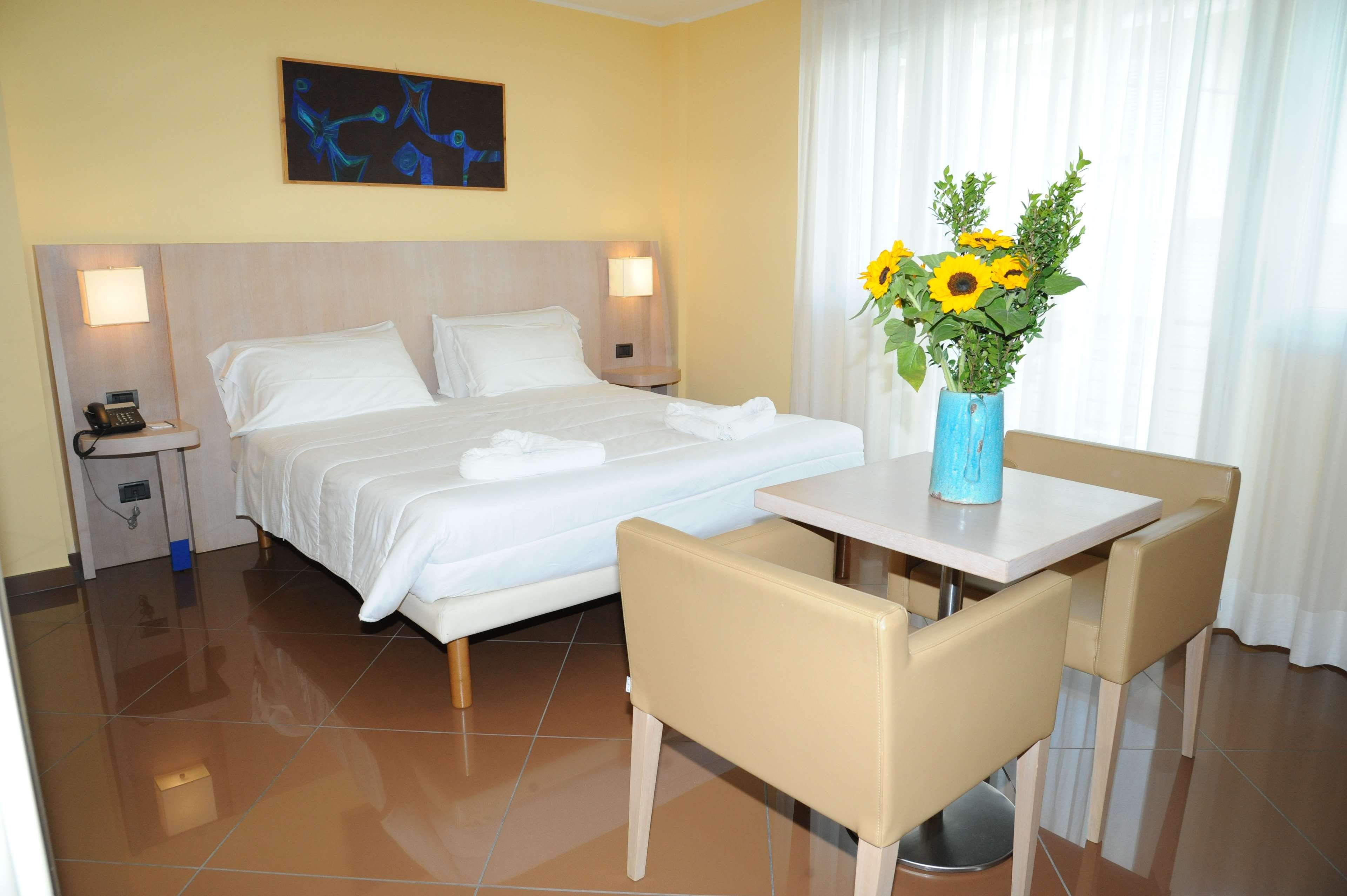 HOTEL CHIARALUNA - CIVITANOVA MARCH-guestroom-GUEST COMFORT ROOM.jpg