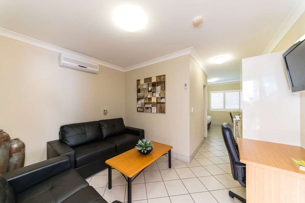 VILLA CAPRI MOTEL-guestroom-Executive Room.jpg