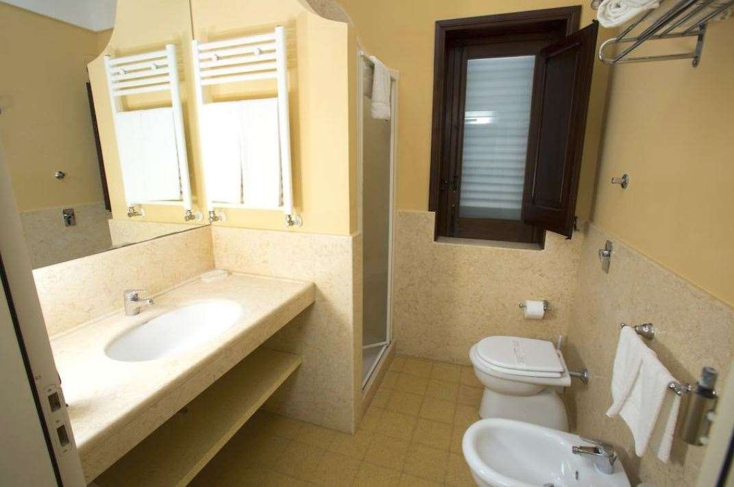 HOTEL VILLA FAVORITA-guestroom-GUEST BATHROOM.jpg