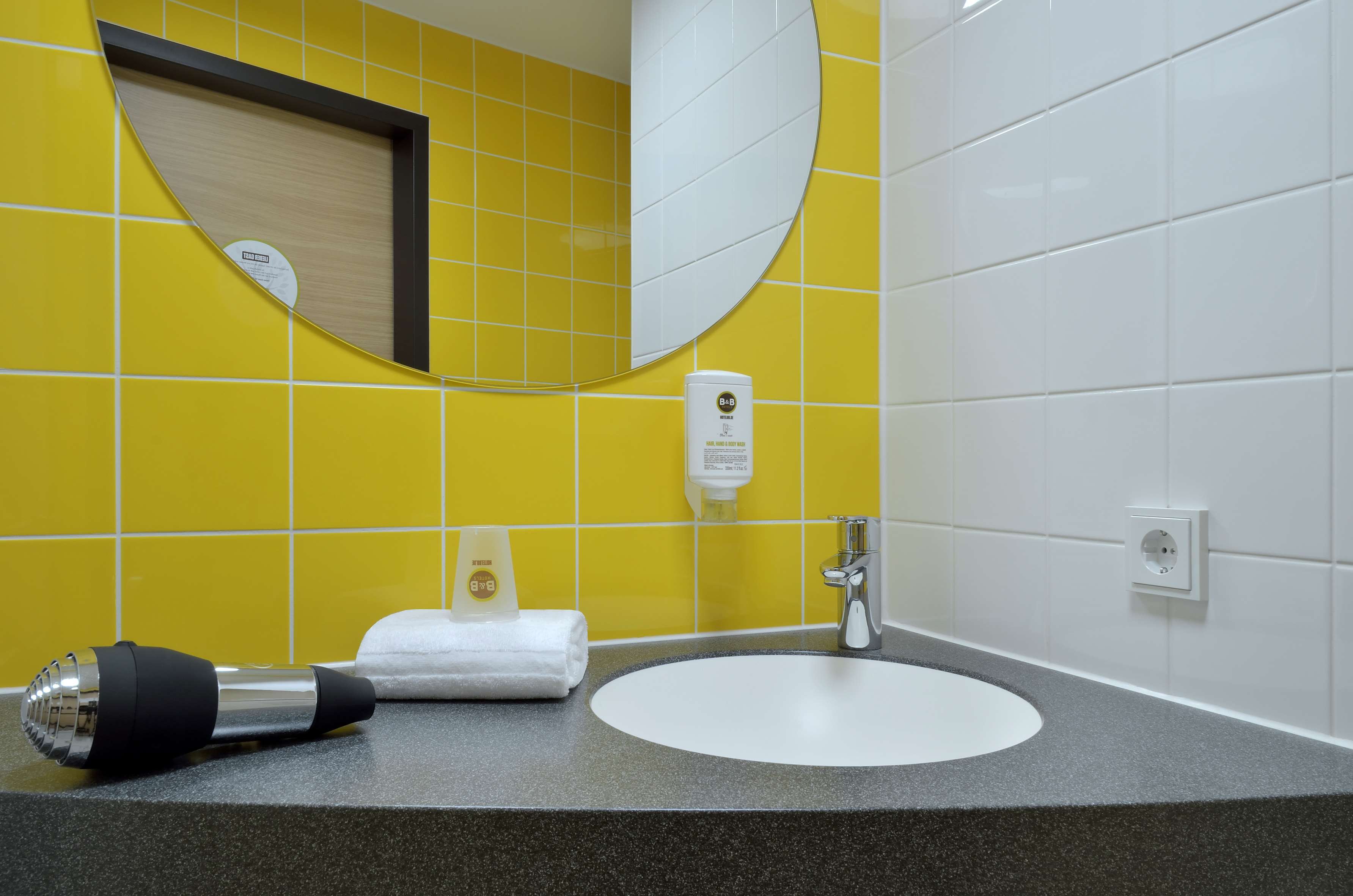 B&B HOTEL MUNCHEN CITY-OST-guestroom-GUEST ROOM BATH.jpg