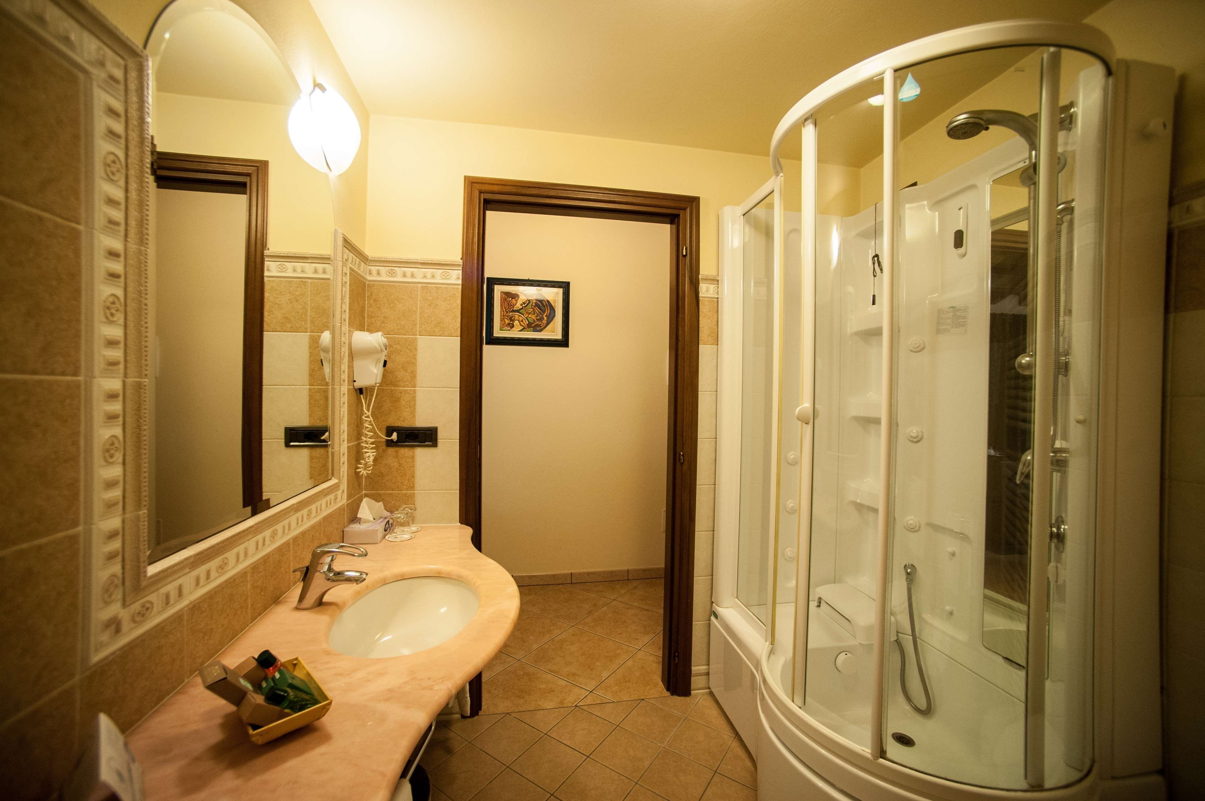 HOTEL CORTE VECCHIA - SAN PROSPERO-guestroom-GUEST BATHROOM.jpg