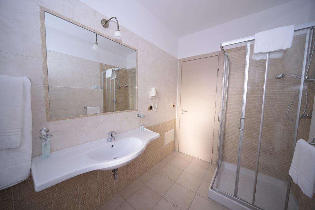 CLUB HOTEL KENNEDY ROCCELLA JONICA-guestroom-GUEST BATHROOM.jpg
