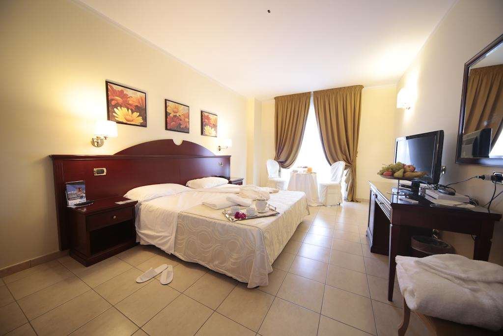 CLUB HOTEL KENNEDY ROCCELLA JONICA-guestroom-GUEST ROOM.jpg