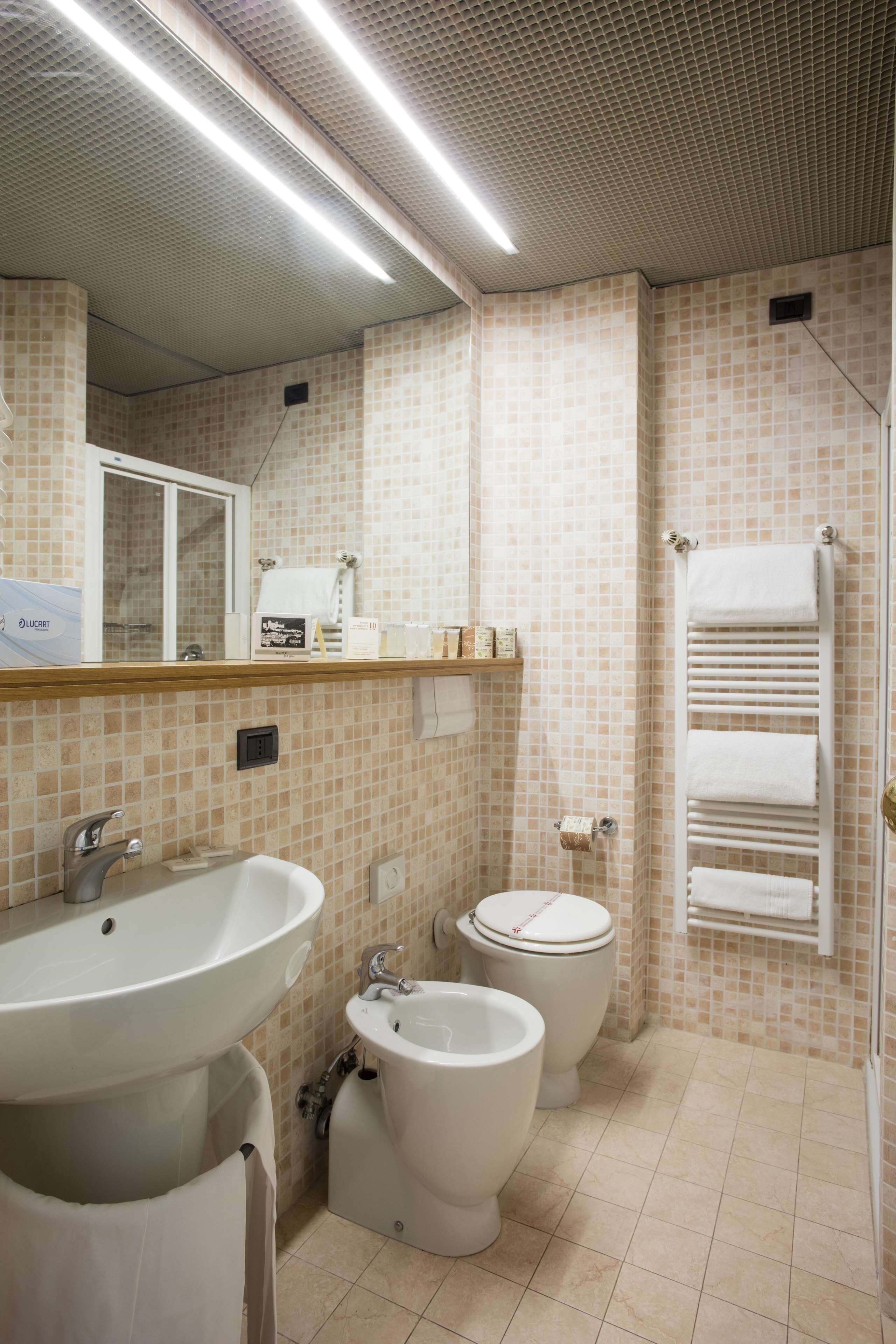 HOTEL DEI DUCHI - SPOLETO-guestroom-GUEST BATHROOM.jpg