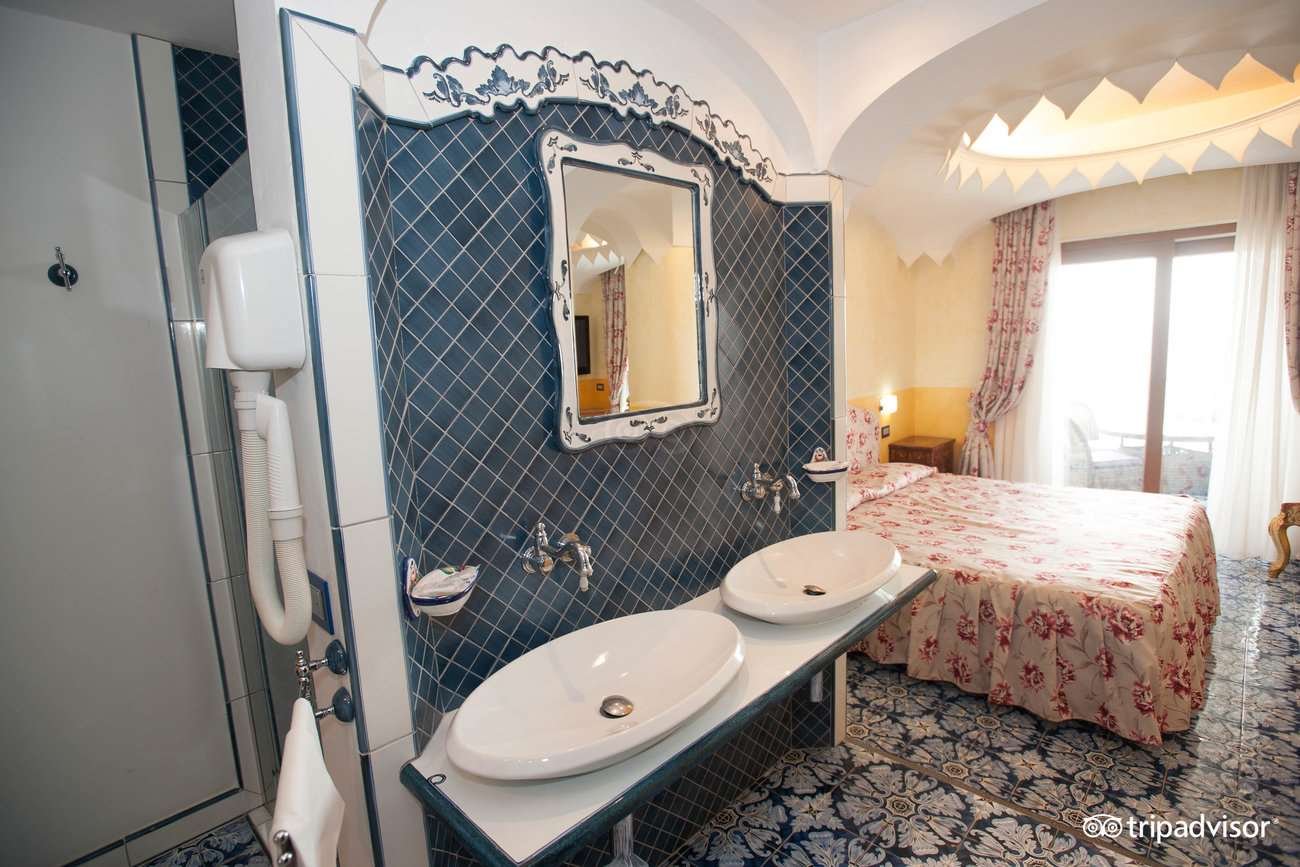 STRAND HOTEL DELFINI-guestroom-GUEST ROYAL SUITE.jpg