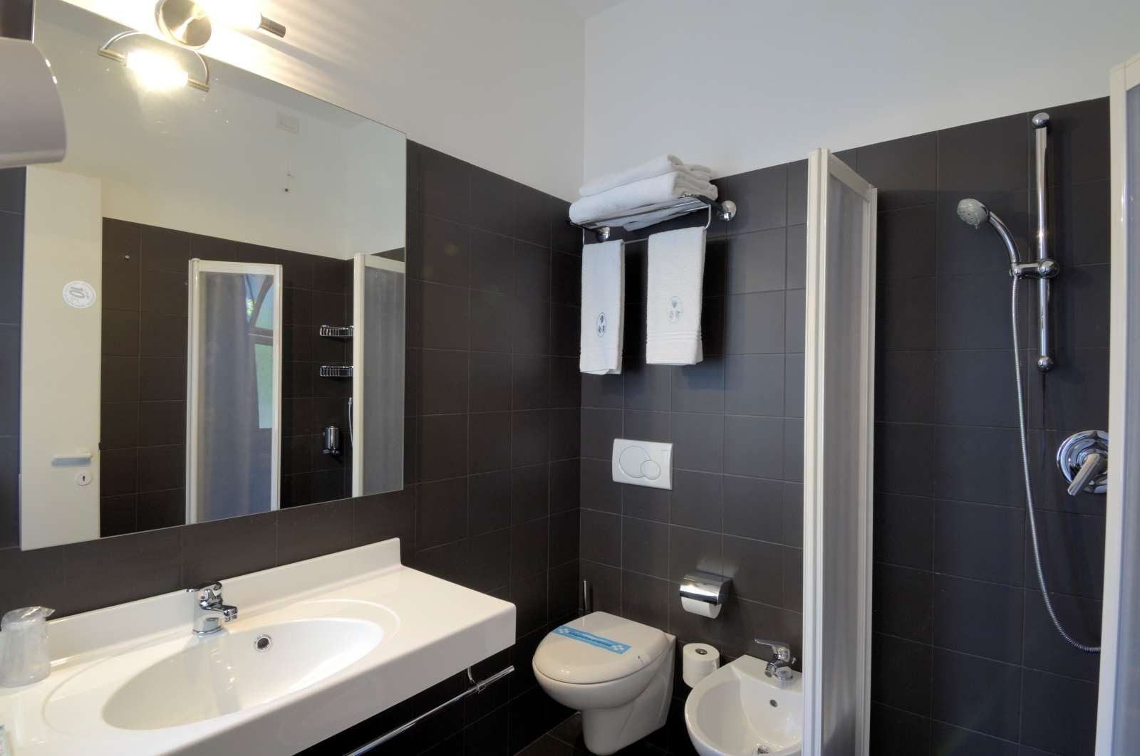 HOTEL FIRENZE - BIBIONE-guestroom-GUEST BATHROOM.jpg