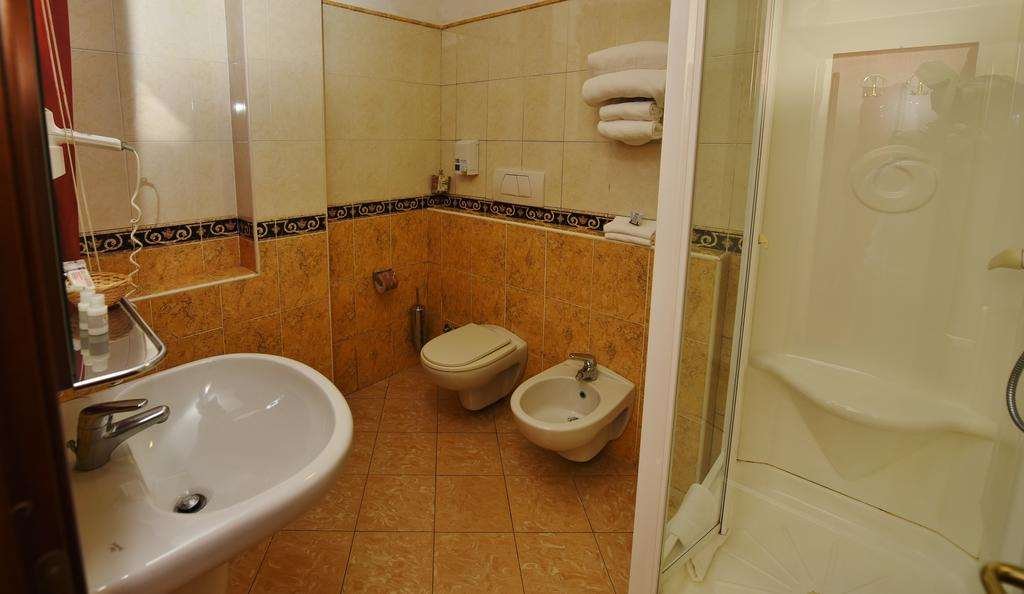 HOTEL IL CASTELLO - POMEZIA-guestroom-GUEST BATHROOM.jpg