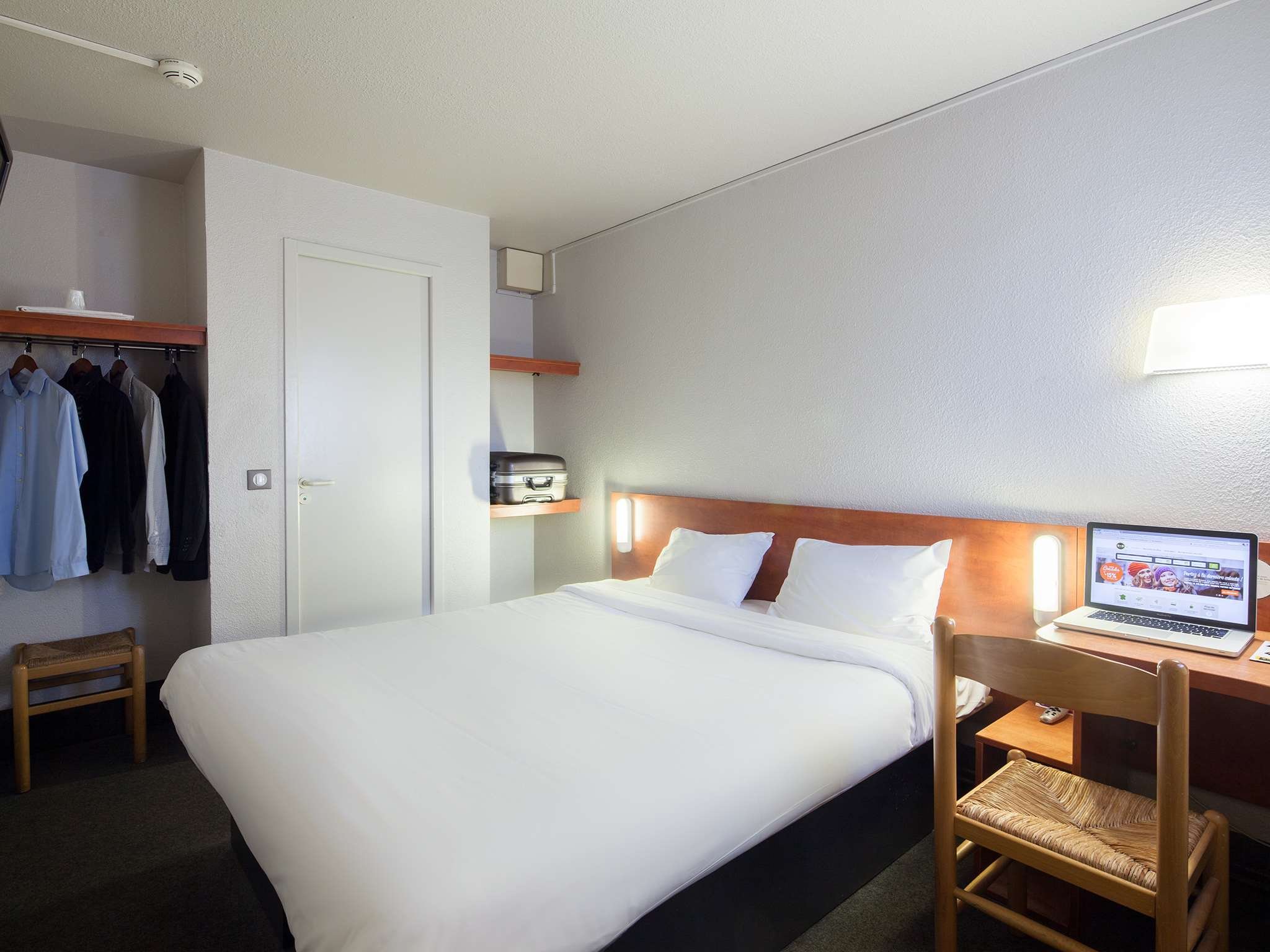 B&B HOTEL ROUEN PARC DES EXPOS ZENI-guestroom-Rouen Chambre Double Grand Lit.jpg