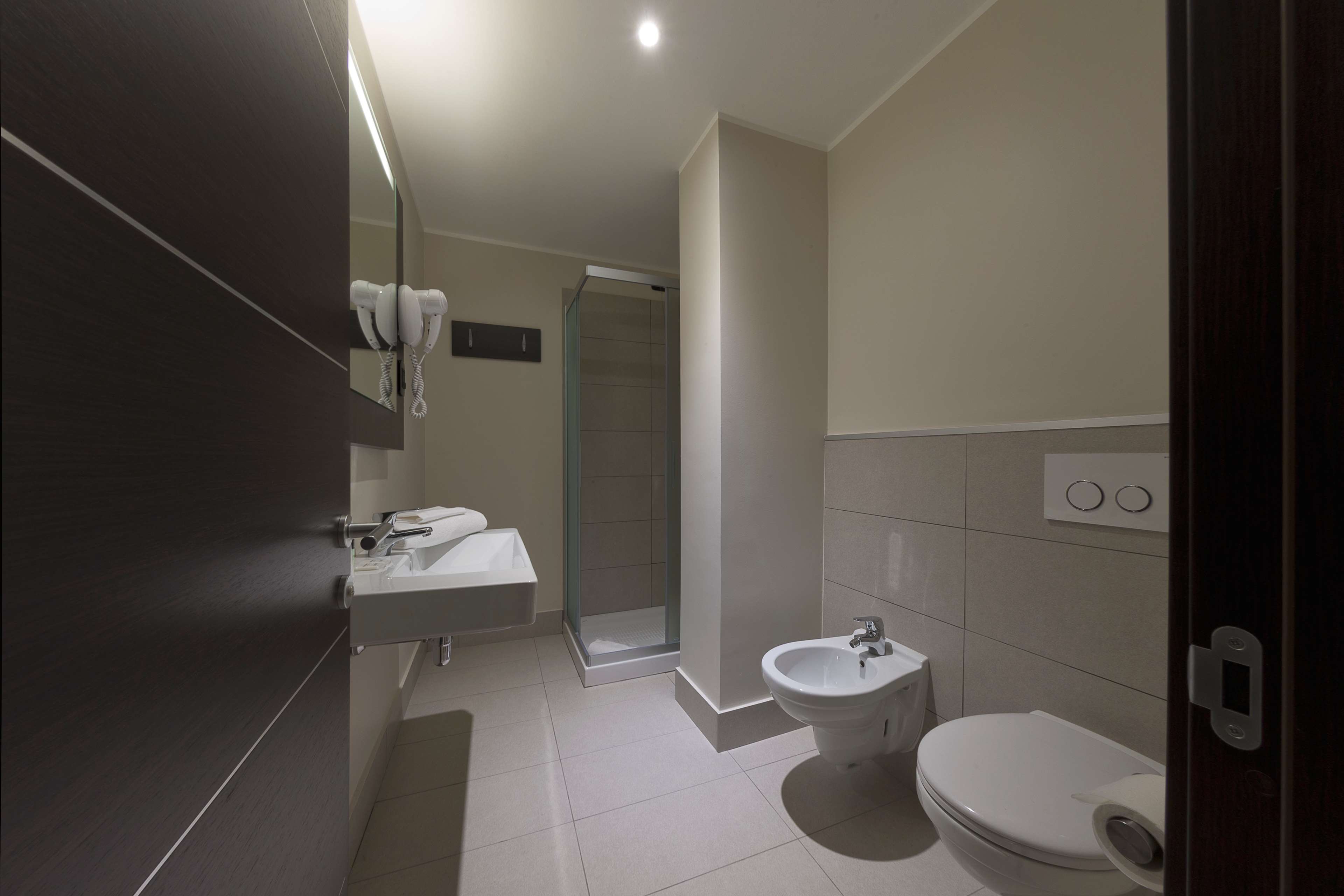 B&B HOTEL BERGAMO-guestroom-GUEST BATHROOM.jpg