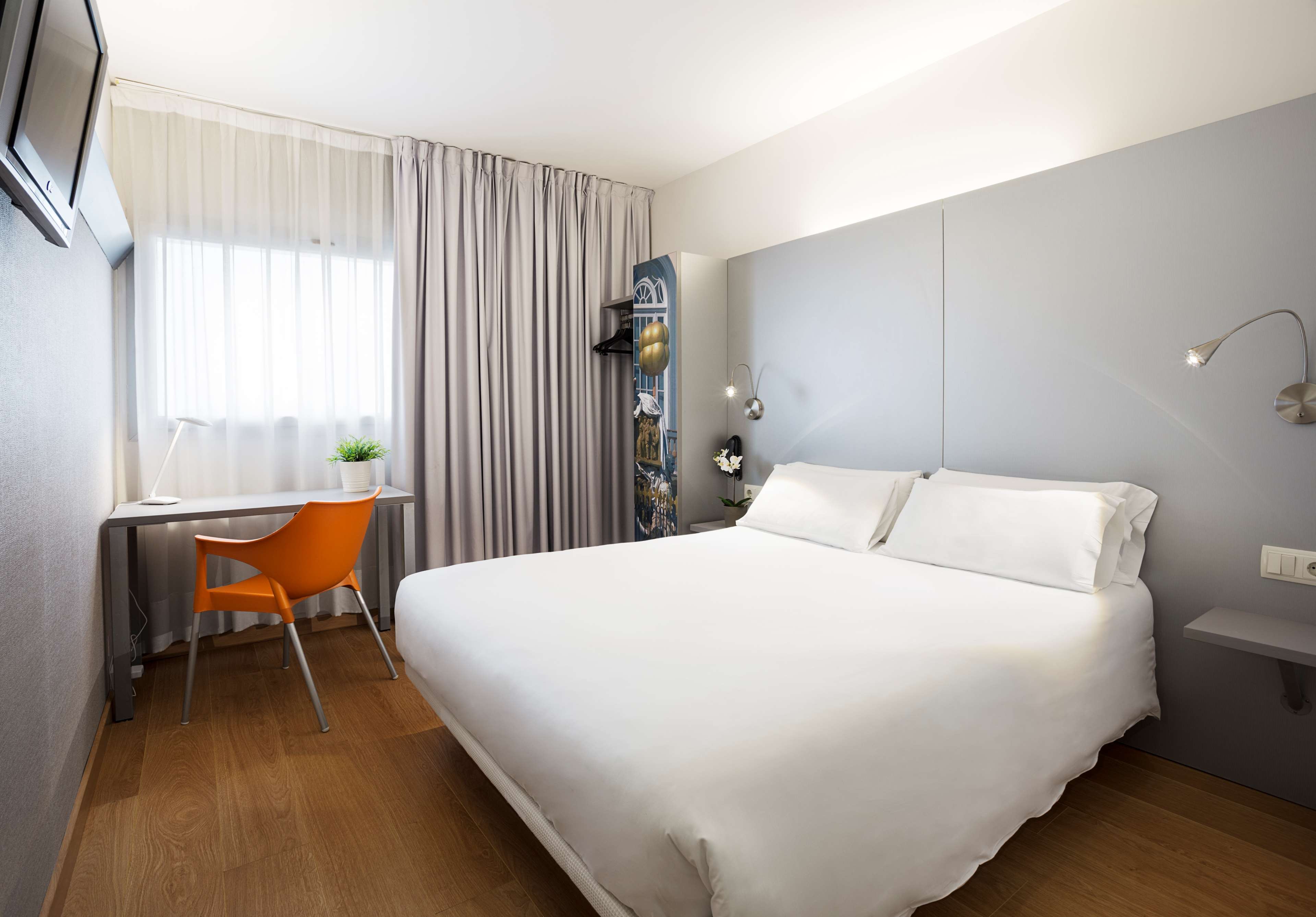B&B HOTEL FIGUERES-guestroom-Guest Room.jpg