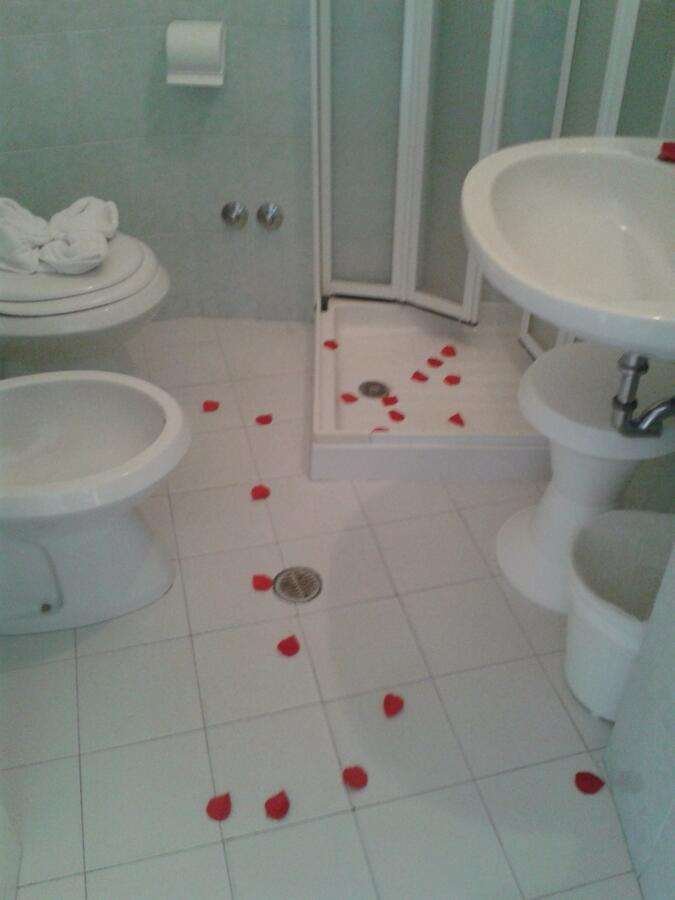 HOTEL ARNO-guestroom-GUEST BATHROOM.jpg
