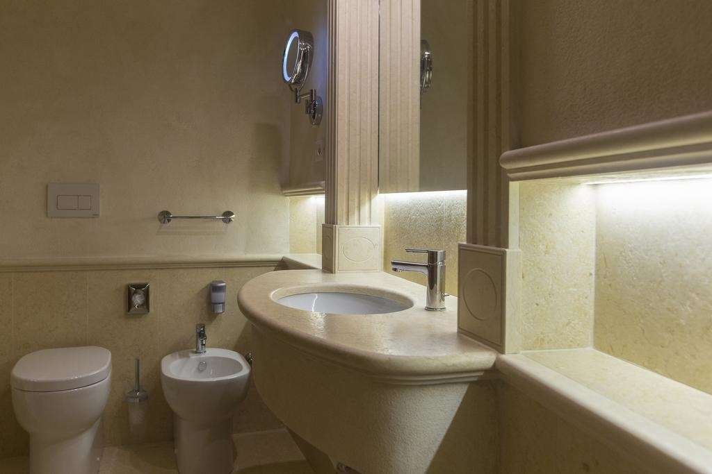FORTINO NAPOLEONICO - PORTONOVO-guestroom-classic guest bathroom.jpg