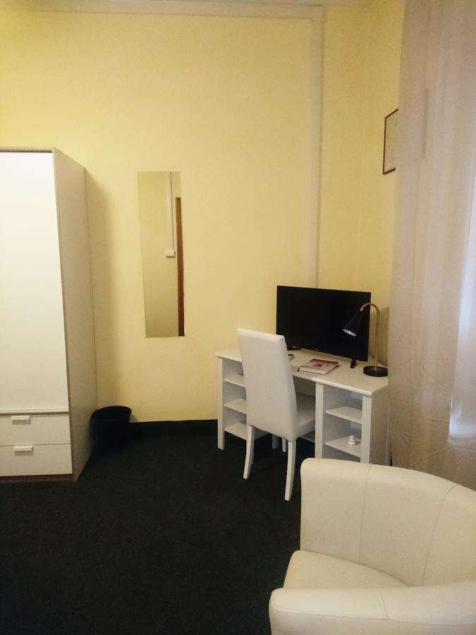 HOTEL GIAPPONE INN - LIVORNO-guestroom-GUEST ROOM WORK DESK.jpg
