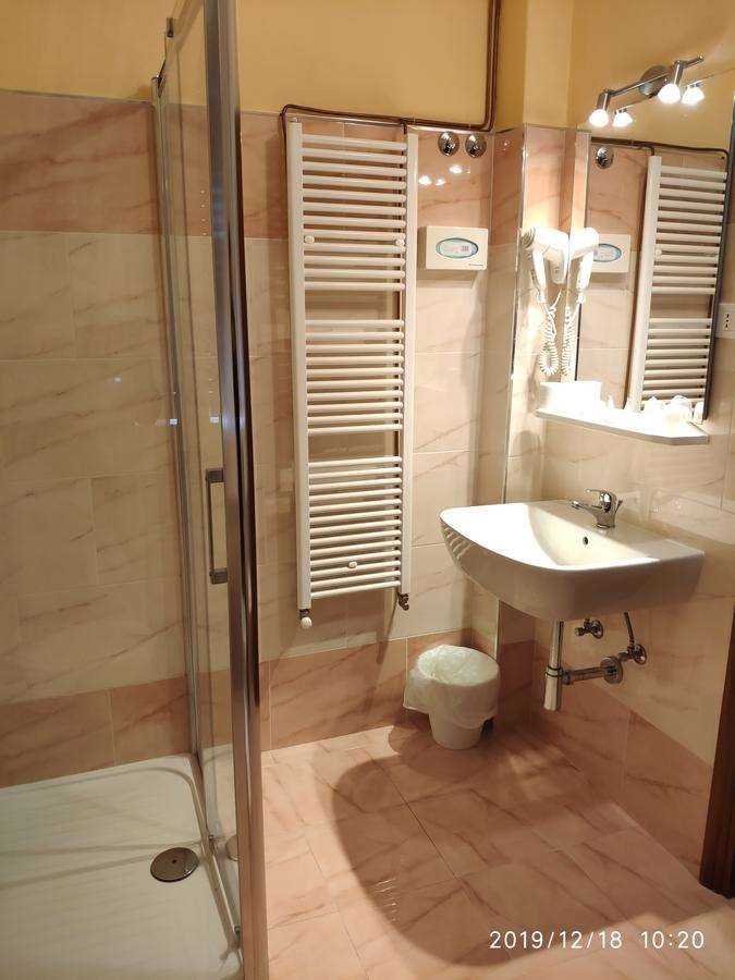 HOTEL GIAPPONE INN - LIVORNO-guestroom-GUEST BATHROOM.jpg