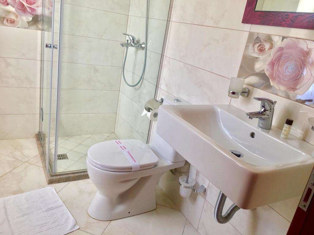 BINERI HOTEL - GJIROKASTER-guestroom-GUEST BATHROOM.jpg