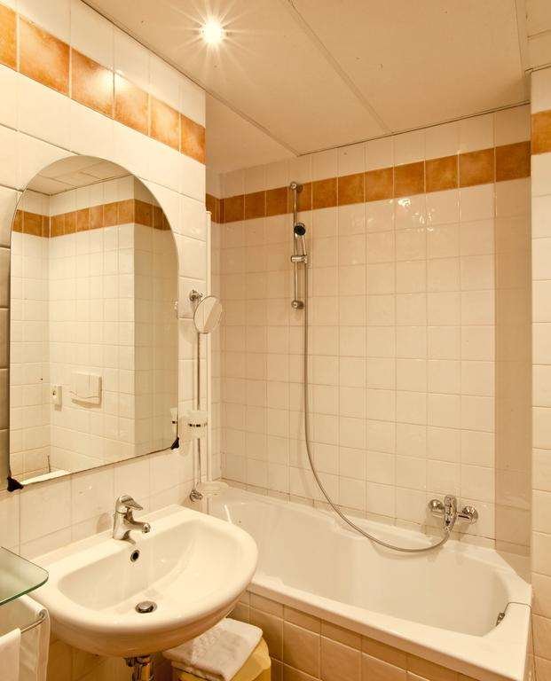 SANGALLO PARK HOTEL-guestroom-GUEST BATHROOM.jpg