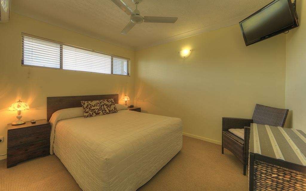 L AMOR HOLIDAY APARTMENTS - YEPPOON-guestroom-Bedroom.jpg