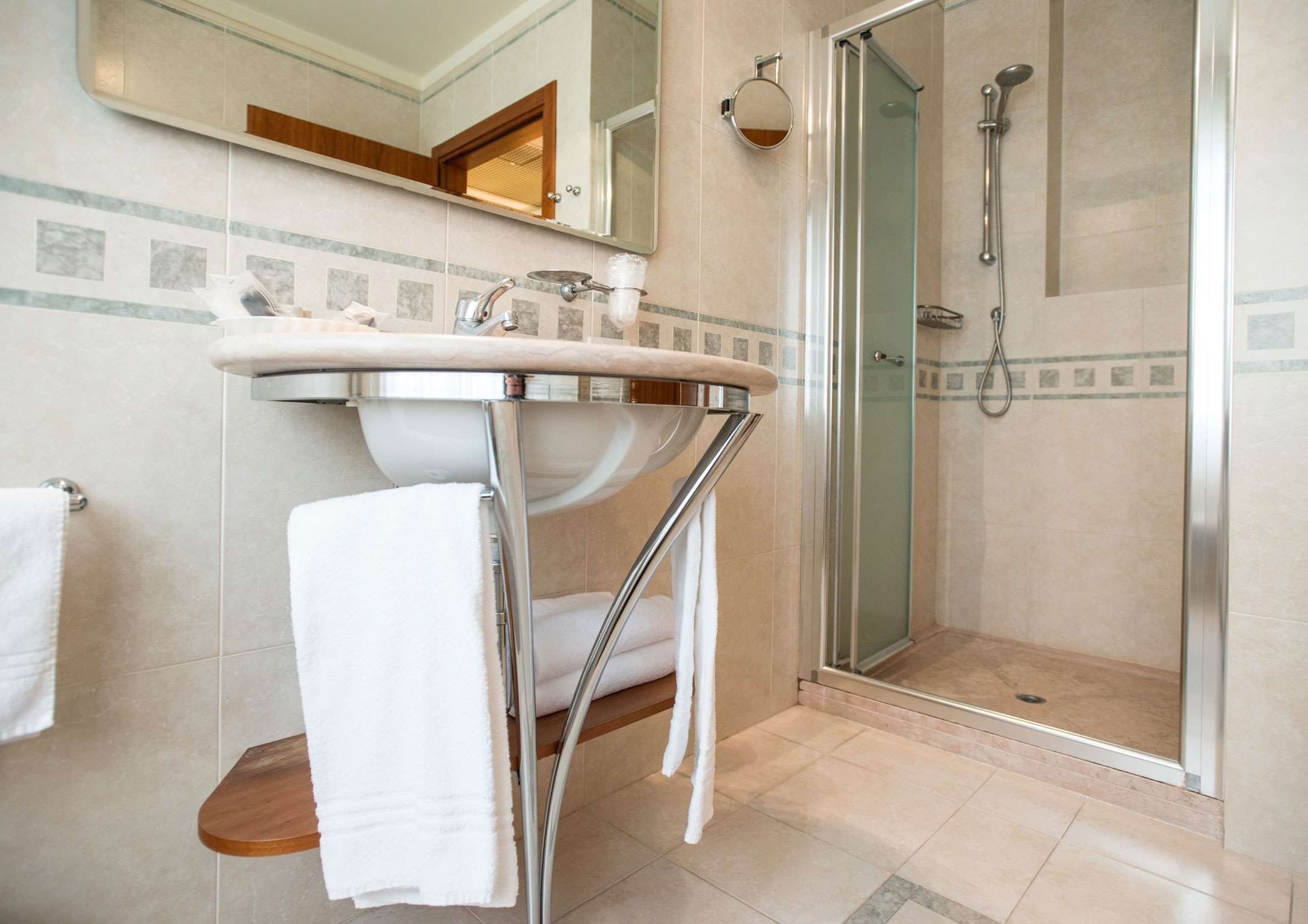 PHI HOTEL ASTORIA - SUSEGANA-guestroom-GUEST BATHROOM.jpg