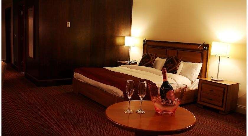 BLANCO S HOTEL PORT TALBOT-guestroom-Bedroom.jpg
