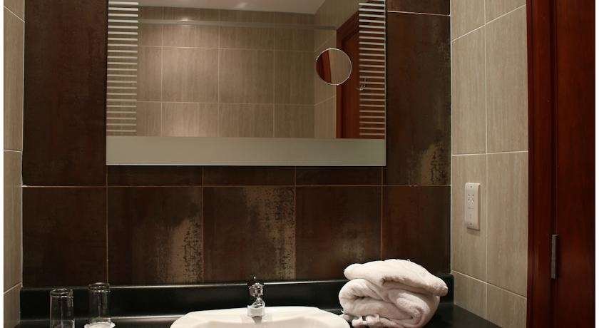 BLANCO S HOTEL PORT TALBOT-guestroom-Bathroom.jpg