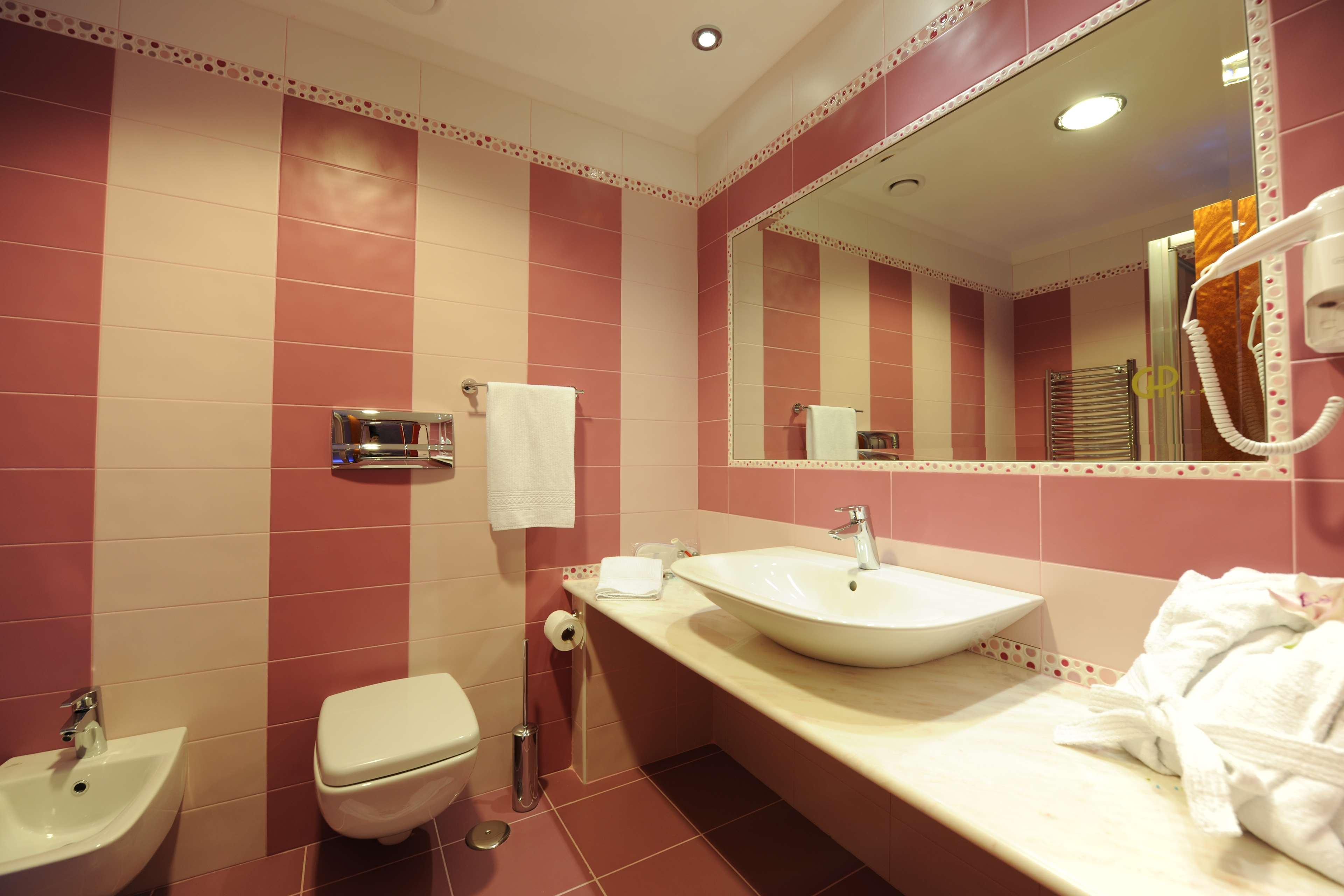 GRAND HOTEL PARADISO - CATANZARO LI-guestroom-GUEST BATHROOM.jpg