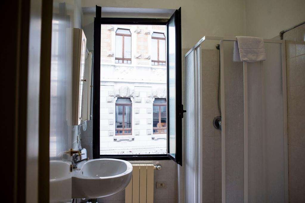 HOTEL ASTOR PIACENZA-guestroom-GUEST BATHROOM.jpg