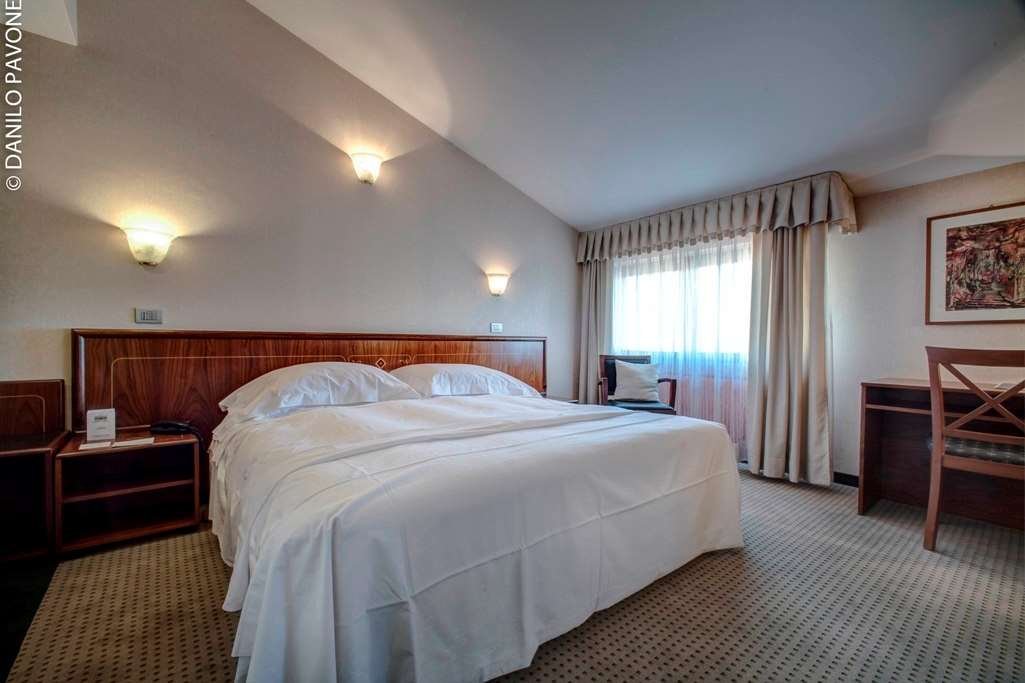 ARLI HOTEL BUSINESS AND WELLNESS-guestroom-CLASSIC DOUBLE.jpg