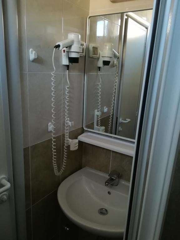 HOTEL ASTORIA PESARO-guestroom-GUEST BATHROOM.jpg