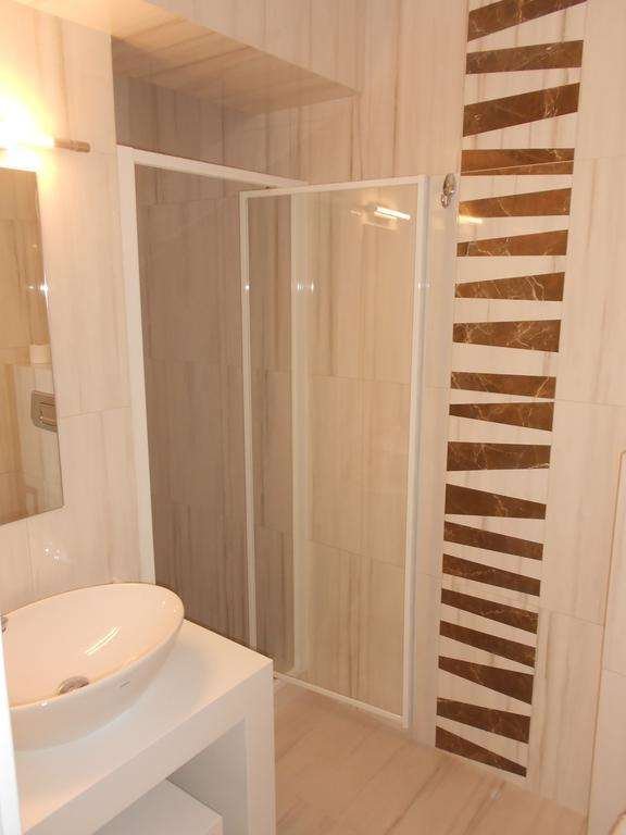 LEONARDO HOTEL-guestroom-GUEST BATHROOM.jpg