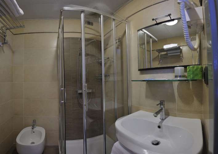 HOTEL GARIBALDI - MESTRE-guestroom-GUEST DOUBLE ROOM BATHROOM.jpg